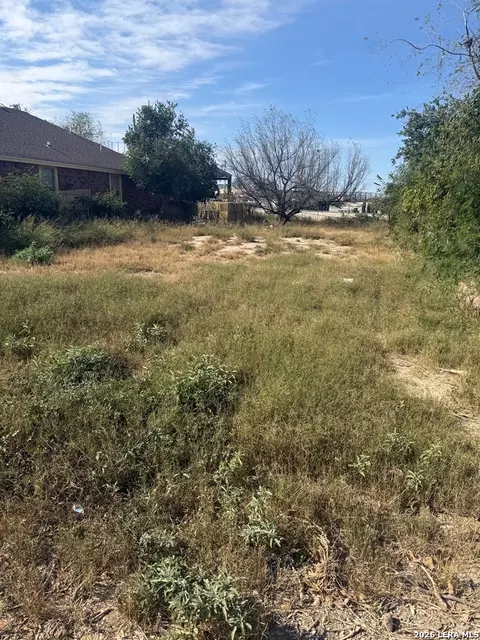 899 Madison St, Eagle Pass, TX 78852 photo 3