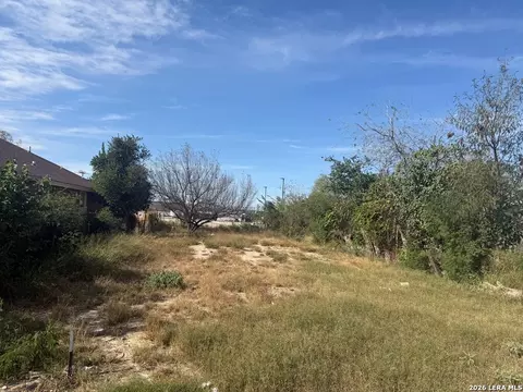 899 Madison St, Eagle Pass, TX 78852 photo 5