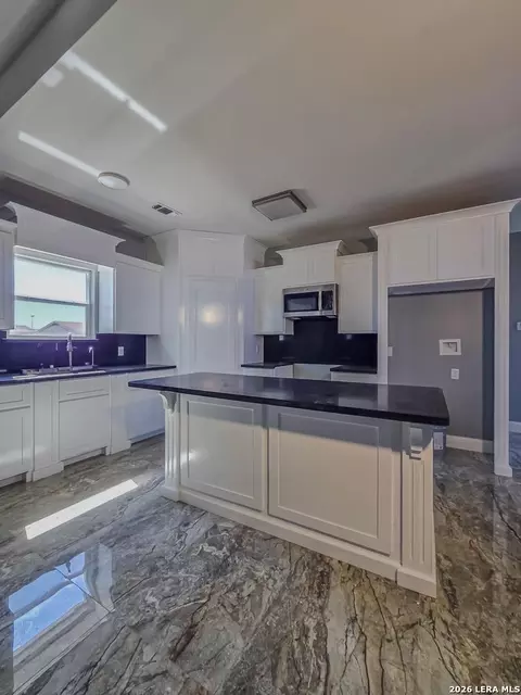 Kitchen - 2870 Garden Vw, Eagle Pass, TX 78852 photo 4 of 7