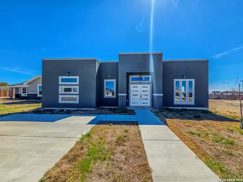 2870 Garden Vw, Eagle Pass, TX 78852