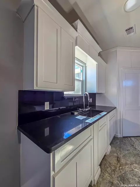 Kitchen - 2870 Garden Vw, Eagle Pass, TX 78852 photo 2 of 7
