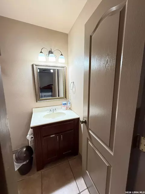 Bath - 1796 Amanda Ln, Eagle Pass, TX 78852 photo 2 of 6