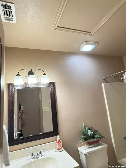 Bath - 1796 Amanda Ln, Eagle Pass, TX 78852 photo 1 of 6