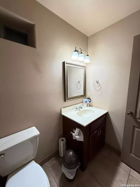 Bath - 1796 Amanda Ln, Eagle Pass, TX 78852 photo 3 of 6