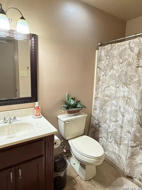 Bath - 1796 Amanda Ln, Eagle Pass, TX 78852 photo 4 of 6