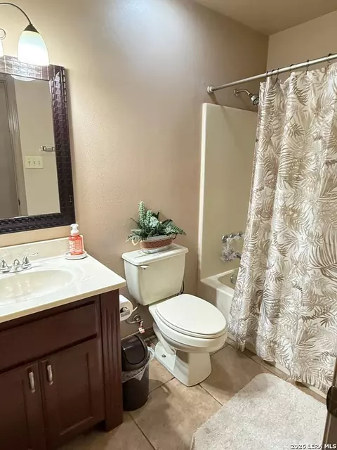 Bath - 1796 Amanda Ln, Eagle Pass, TX 78852 photo 5 of 6