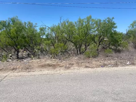 95 Loma Grande Rd, Crystal City, TX 78839