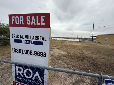2399 Main St, Eagle Pass, TX 78852 photo 4