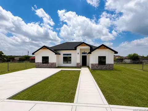 4142 Buck Dr, Eagle Pass, TX 78852 photo 3