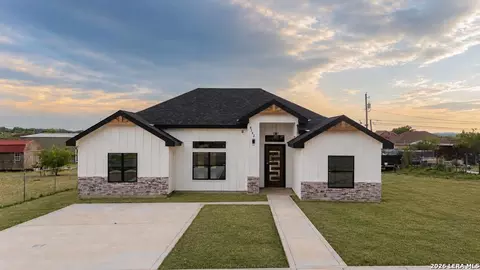 4142 Buck Dr, Eagle Pass, TX 78852