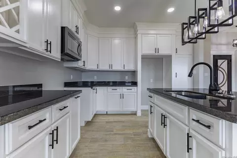 Kitchen - 183 Pleasant Dr, Eagle Pass, TX 78852 photo 3 of 4