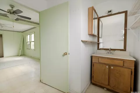 Bath - 204 3rd St, Converse, TX 78109 photo 1 of 4