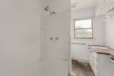 Bath - 204 3rd St, Converse, TX 78109 photo 3 of 4