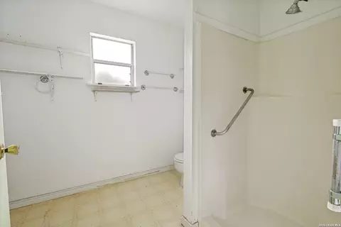 Bath - 204 3rd St, Converse, TX 78109 photo 2 of 4