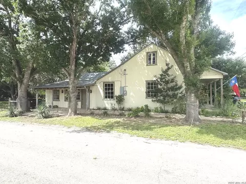 413 Petersburg, Castroville, TX 78009