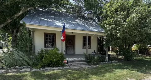 413 Petersburg, Castroville, TX 78009