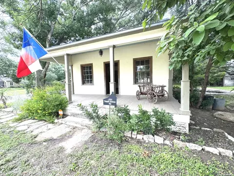 413 Petersburg, Castroville, TX 78009