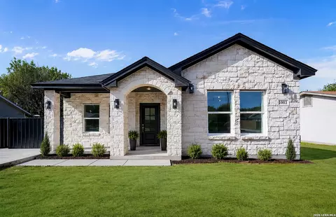 229 Colonial Ln, La Vernia, TX 78121