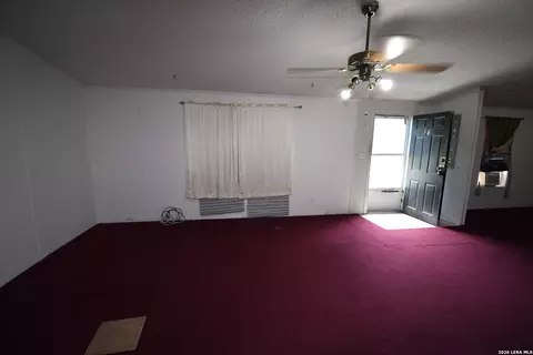 517 Corley Dr, Devine, TX 78016 photo 3