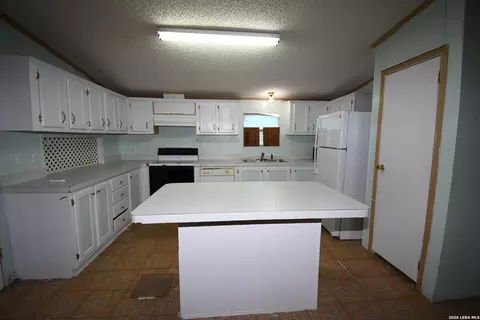 517 Corley Dr, Devine, TX 78016 photo 17