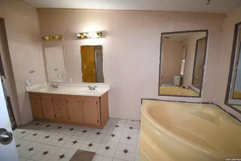 517 Corley Dr, Devine, TX 78016 photo 13