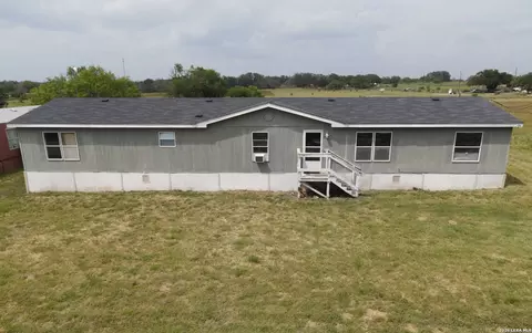 517 Corley Dr, Devine, TX 78016