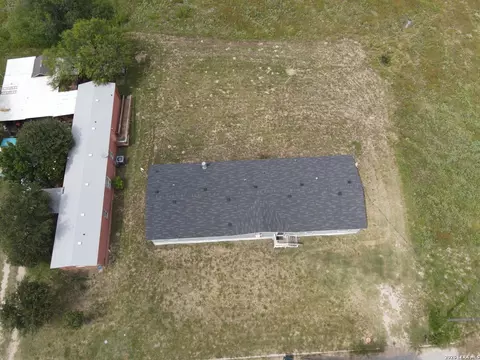 517 Corley Dr, Devine, TX 78016 photo 2