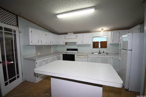 517 Corley Dr, Devine, TX 78016 photo 15