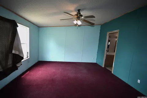 517 Corley Dr, Devine, TX 78016 photo 7