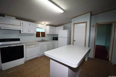 517 Corley Dr, Devine, TX 78016 photo 16