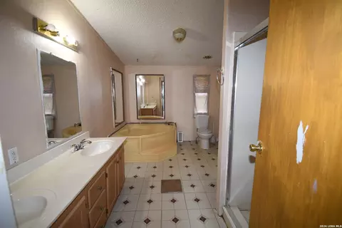 517 Corley Dr, Devine, TX 78016 photo 11