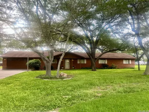 902 Oakridge Dr, Pleasanton, TX 78064