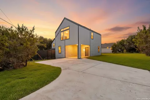 352 Caveside Dr, Canyon Lake, TX 78133