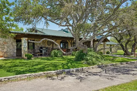 722 W Lacey Oaks Pkwy, Kerrville, TX 78028