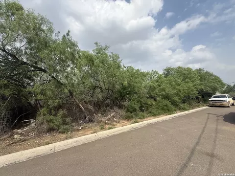 1711 Matamoros, Cotulla, TX 78014 photo 3