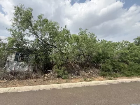 1711 Matamoros, Cotulla, TX 78014 photo 4