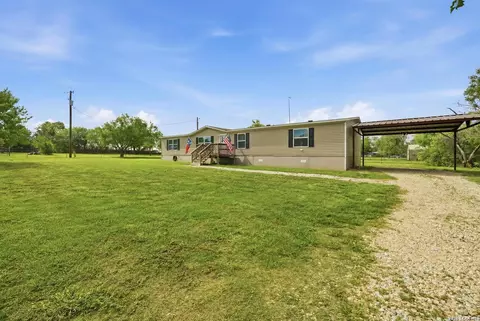 918 County Road 7711, Devine, TX 78016