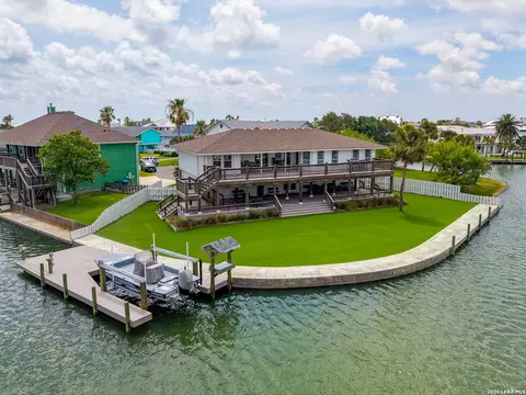 29 Whooping Crane Ln, Rockport, TX 78382