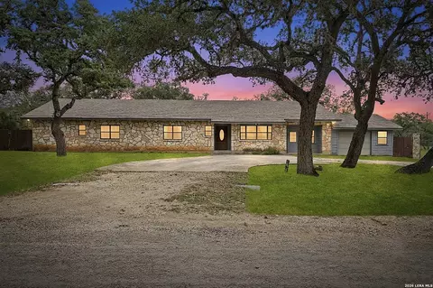 165 Settlers Cir, Bandera, TX 78003