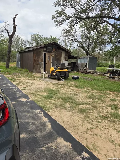 270 Camelot Ln, San Antonio, TX 78264