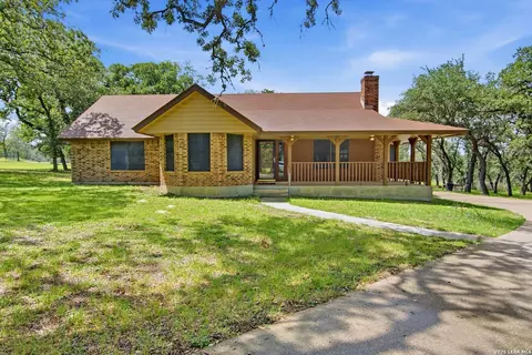 338 Twin Oaks Dr, La Vernia, TX 78121