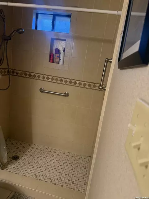 Bath - 783 Trinity St, Eagle Pass, TX 78852 photo 2 of 3