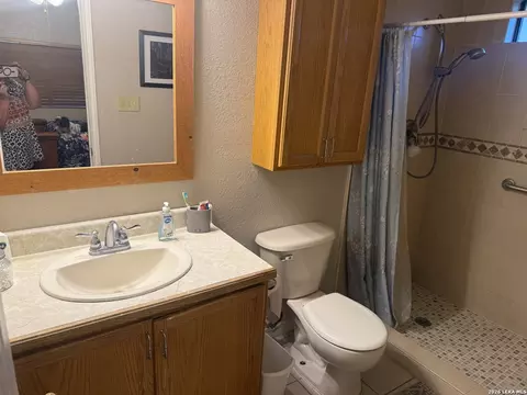 Bath - 783 Trinity St, Eagle Pass, TX 78852 photo 1 of 3