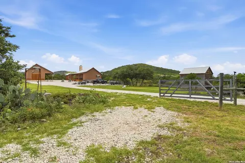 17398 Tx Hwy 127, Sabinal, TX 78881