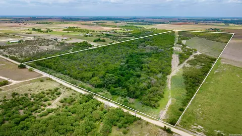 1251 Cr 210, Floresville, TX 78114