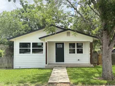 1212 B St, Floresville, TX 78114