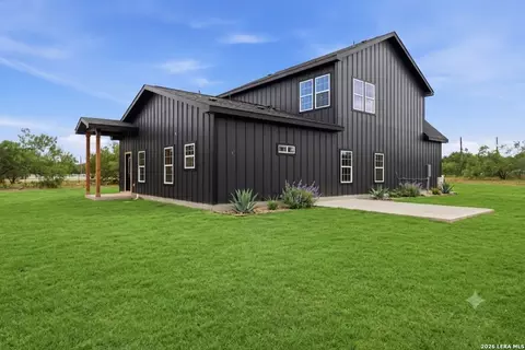 111 County Road 2660, Devine, TX 78016 photo 4