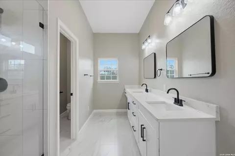 111 County Road 2660, Devine, TX 78016 photo 35