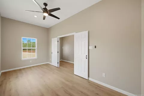 111 County Road 2660, Devine, TX 78016 photo 9