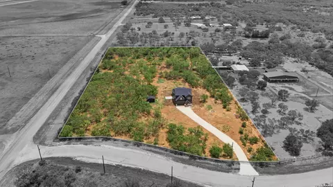 111 County Road 2660, Devine, TX 78016 photo 6